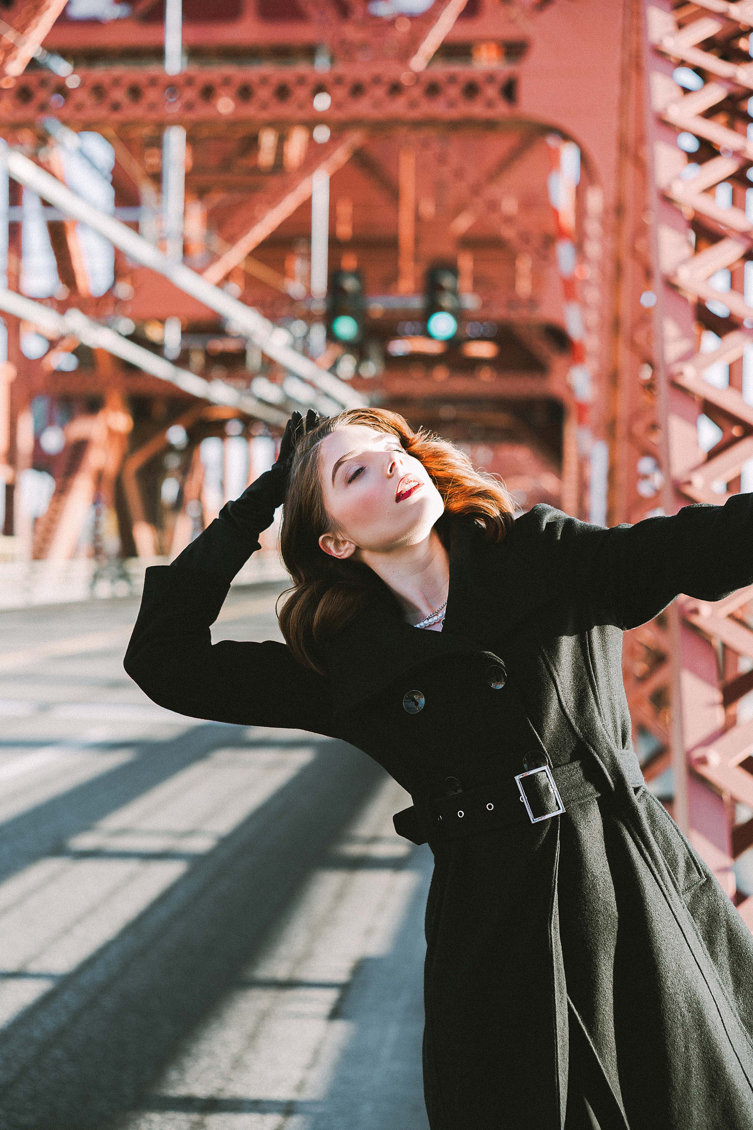 Elegant and Romantic 40s-Inspired Portraits on the Broadway Bridge — photograph 3 of 23